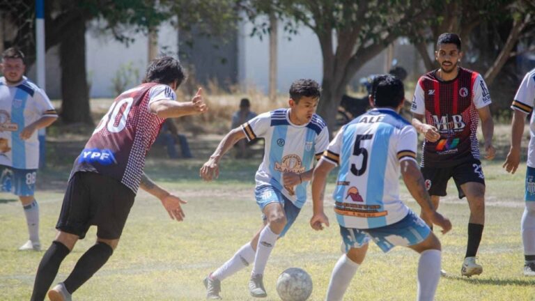 Ilustración de una pelota de fútbol en un campo de juego, representando el torneo de veteranos.