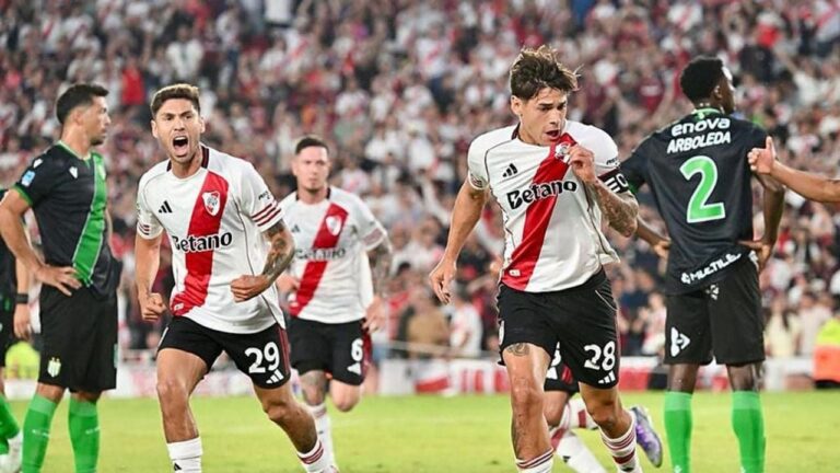 Estadio Monumental con jugadores de River Plate y Aldosivi en la cancha
