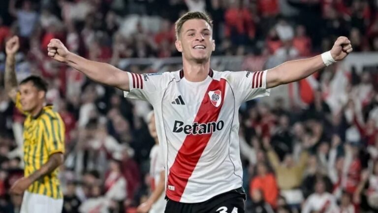 Jugadores de River Plate celebrando un gol en el Monumental ante Aldosivi