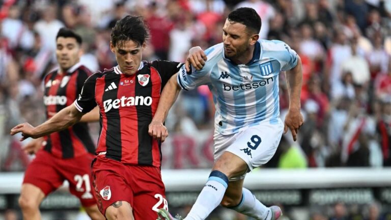 Escudos de Racing Club y River Plate enfrentados, representando el partido del Torneo Apertura.