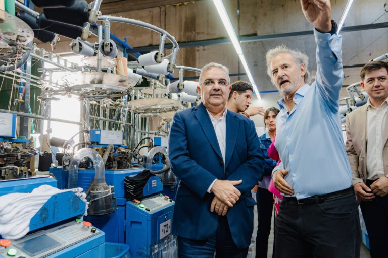 Autoridades provinciales recorren la planta de Rocotex en el Parque Industrial El Pantanillo, Catamarca.