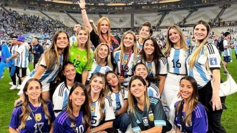 Fotografía familiar de Alexis Mac Allister publicada en redes sociales mostrando a su madre y pareja.