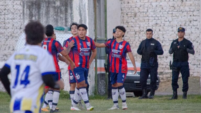 Jugadores de San Lorenzo de Alem celebrando un gol en el Estadio Malvinas Argentinas