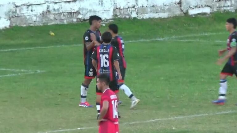 Jugadores de San Lorenzo e Independiente de Huillapima durante el partido en el Estadio Malvinas Argentinas
