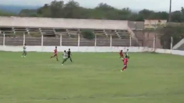 Jugadores de San Martín y Sportivo Saujil durante el partido en el estadio Primo Antonio Prevedello.