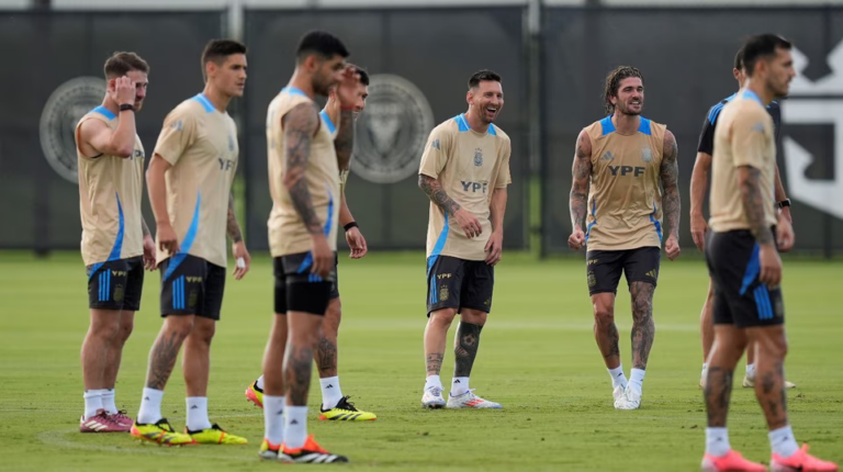 La Selección argentina de fútbol en un partido en el Estadio Alberto J. Armando, La Bombonera.