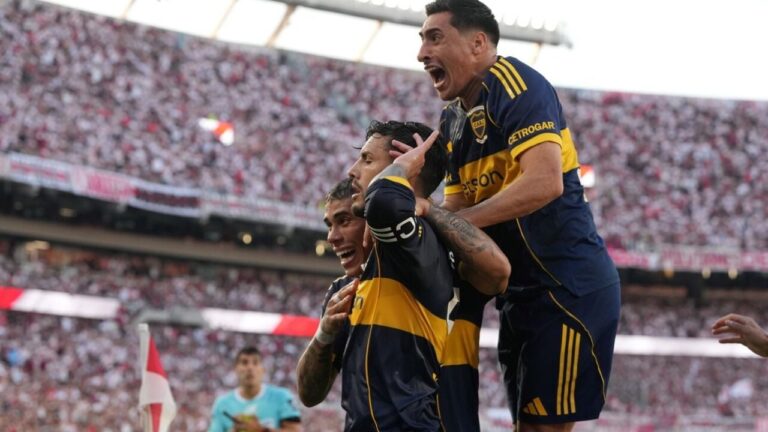 Jugadores de Boca Juniors y River Plate durante el Superclásico en el Estadio Monumental.