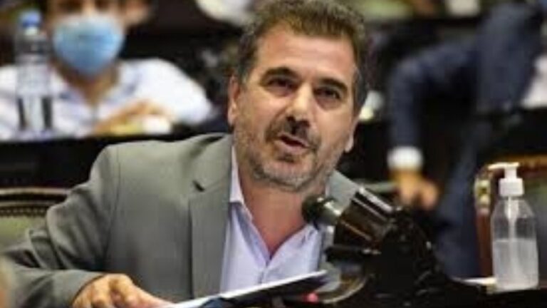 Fotografía de los funcionarios Cristian Ritondo y Manuel Adorni en el Congreso Nacional.