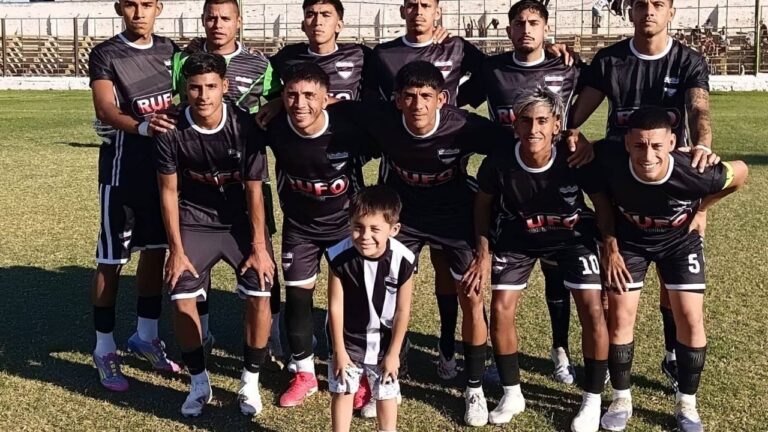Cancha de fútbol con jugadores en acción durante el Torneo Apertura 2026 en Catamarca