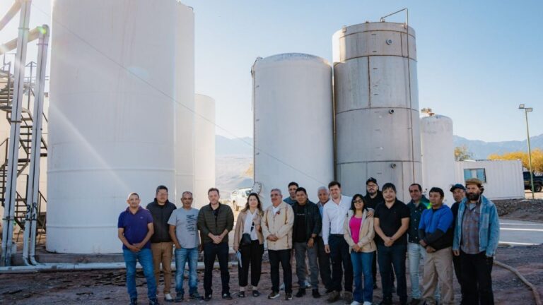 Gobernador Raúl Jalil y funcionarios recorren mostera durante la vendimia en Tinogasta, Catamarca