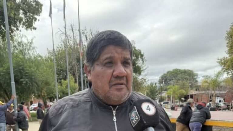 Trabajadores municipales de Santa María en asamblea durante el conflicto salarial.