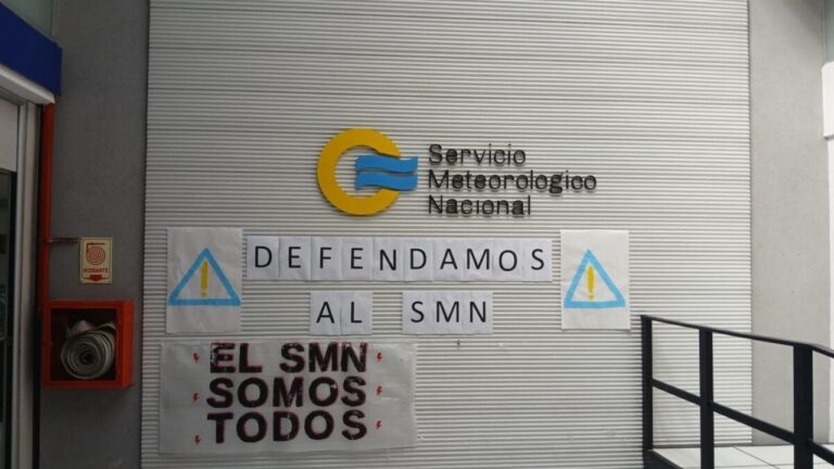 Trabajadores del Servicio Meteorológico Nacional protestan frente a la sede del organismo