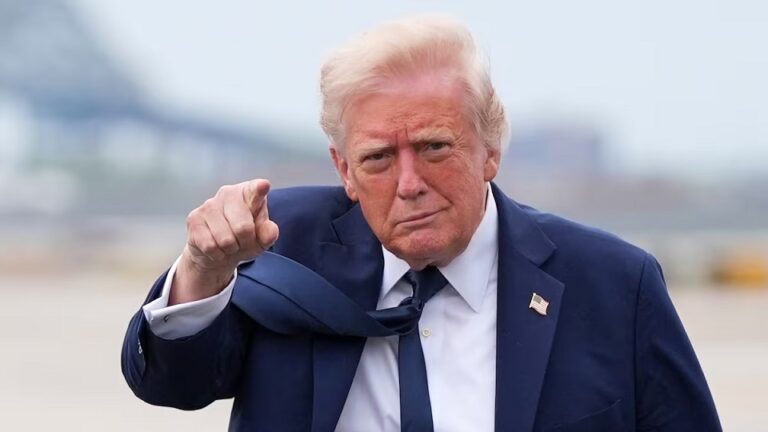 Donald Trump durante una conferencia de prensa hablando sobre Irán.