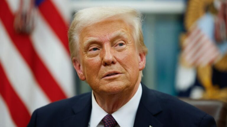 Fotografía del presidente Donald Trump en el Despacho Oval.