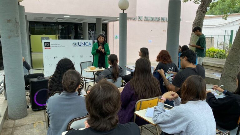 Clase pública de la Licenciatura en Nutrición frente al edificio de la UNCA en Catamarca.