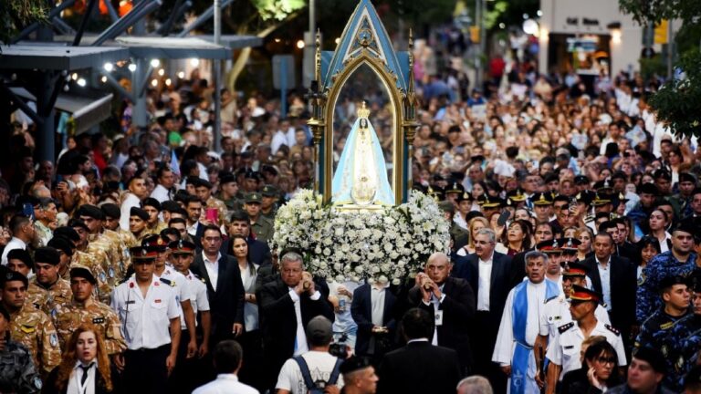 Mons. Luis Urbanc durante la misa de clausura de las fiestas en honor a la Virgen del Valle en Catamarca.