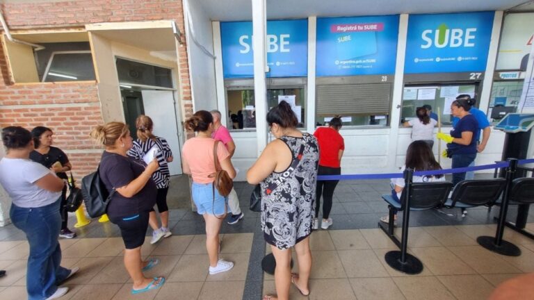 Personas haciendo cola en un centro de atención al público, ilustración referencial.