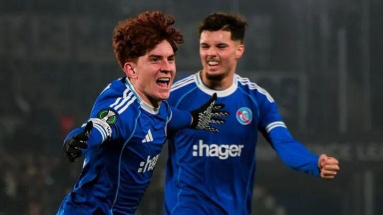 Valentín Barco, mediocampista argentino, en acción con la camiseta del Racing de Estrasburgo.