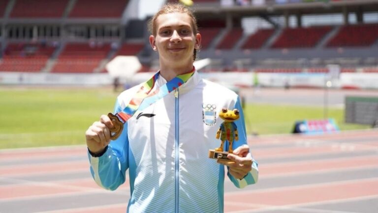 Valentín Olmos, atleta catamarqueño, compitiendo en salto en largo en los Juegos Suramericanos de la Juventud.