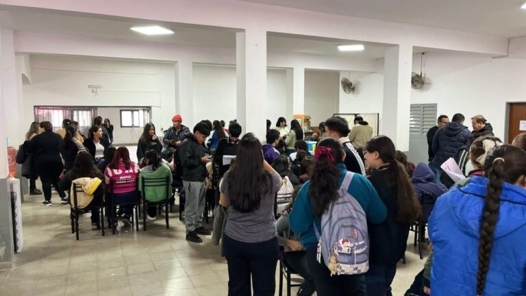 Niño recibiendo sus anteojos nuevos en el operativo de salud visual del municipio de San Isidro, Valle Viejo.