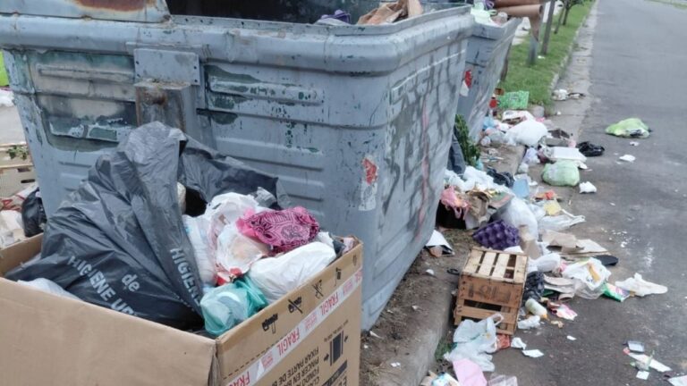 Vereda con acumulación de bolsas de residuos en un barrio de Catamarca