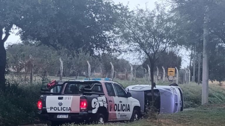 Vehículo volcado en la entrada del Catamarca Rugby Club, con presencia de servicios de emergencia.