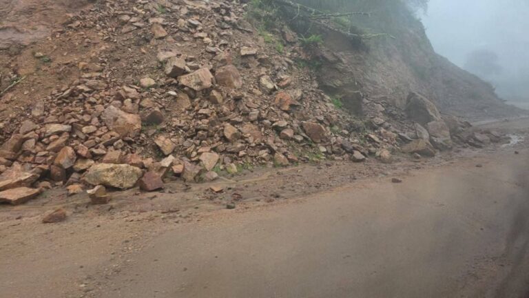 Maquinaria vial trabajando en una ruta de Catamarca afectada por derrumbes y barro
