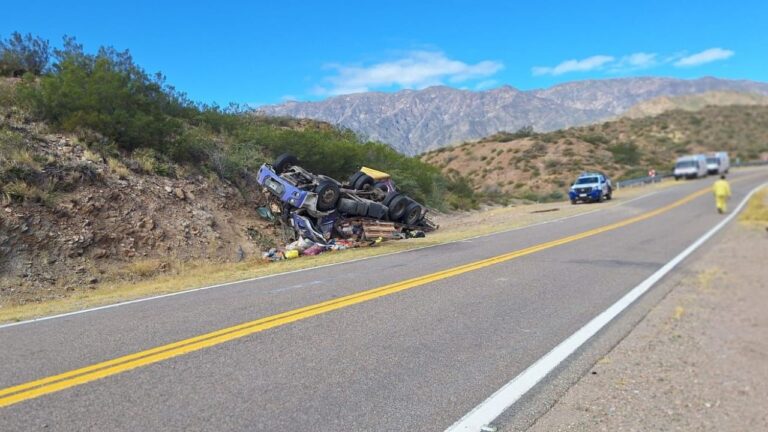 Efectivos policiales y de vialidad trabajando en el lugar del accidente de un camión volcado en la Ruta 60, cerca de La Cébila, Catamarca.