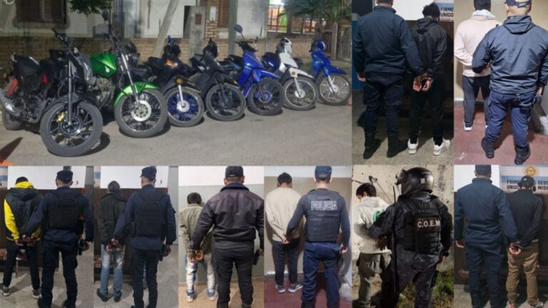 Efectivos policiales revisan motocicletas durante un operativo de control vehicular en Catamarca