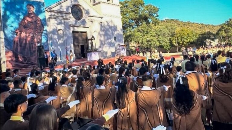 Estudiantes prometiendo lealtad a la Constitución Nacional en la explanada de la Iglesia de San José, Piedra Blanca