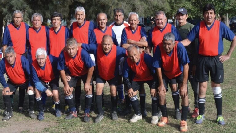 Partido de fútbol entre 9 de Julio y Liberal en la Liga de Veteranos de Catamarca