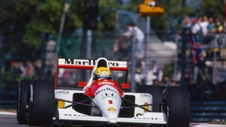 Ayrton Senna con su casco y el auto Williams en la pista de Imola