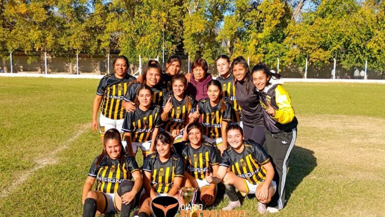 Jugadoras de Aconquija de Chaquiago celebrando el título del Torneo Juan Sachetti en Andalgalá