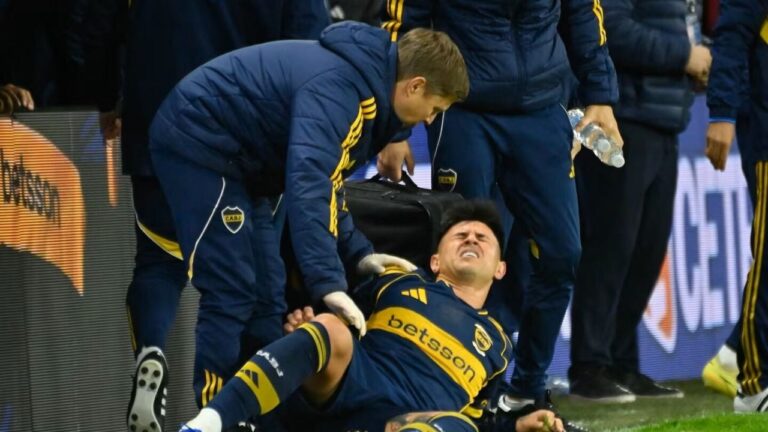 Adam Bareiro lesionado durante un partido de Boca Juniors