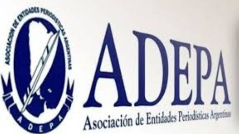 Periodista trabajando con micrófono y cámara en el Día de la Libertad de Prensa