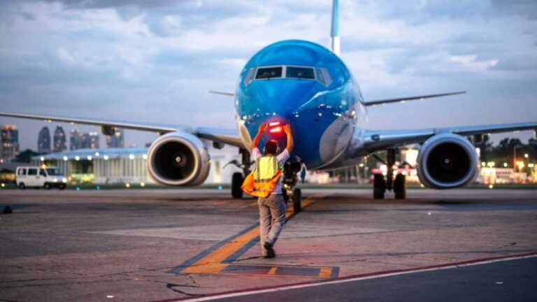 Avión de Aerolíneas Argentinas en pista
