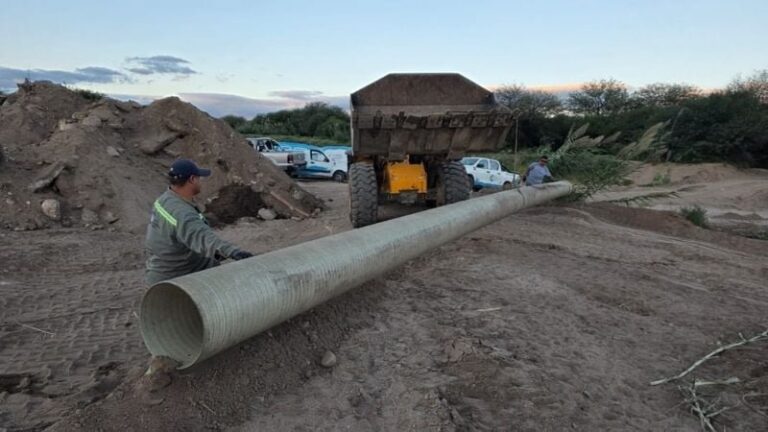 Obra de reparación de cañería de Aguas de Catamarca en Av. Costanera Sur