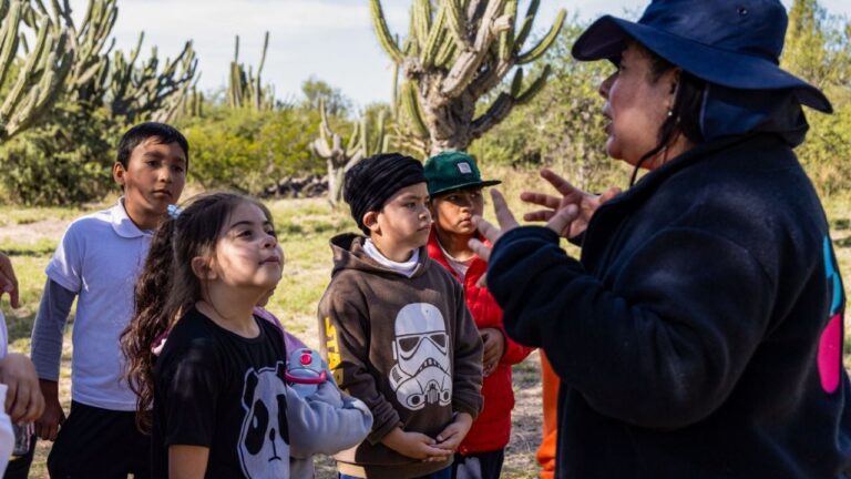 Alumnos de la Escuela 992 durante recorrido turístico en Catamarca