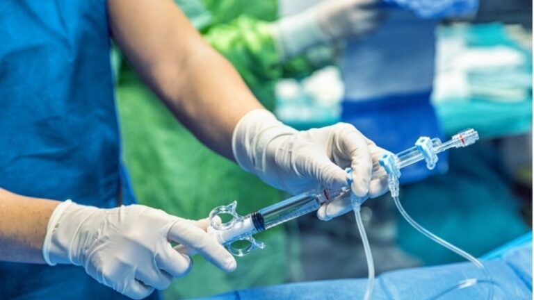 Paciente en diálisis en un centro médico de Argentina
