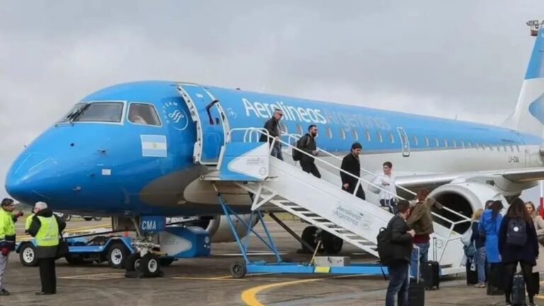 Avión despegando con el sol de fondo en un aeropuerto argentino