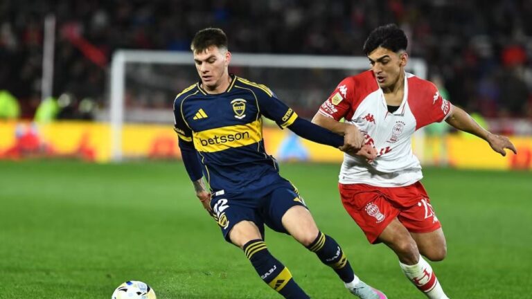 Estadio La Bombonera con los escudos de Boca Juniors y Huracán