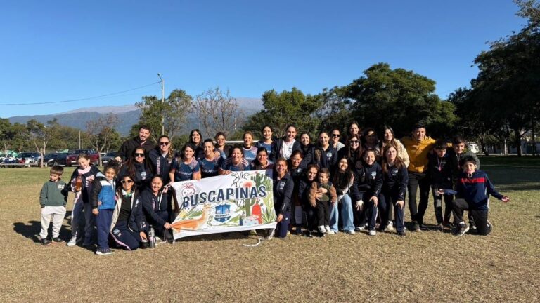Equipo Buscapinas celebrando el título en el Nacional de la Abogacía en Catamarca Rugby Club