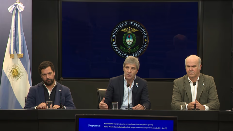 Luis Caputo en conferencia de prensa sobre baja de retenciones