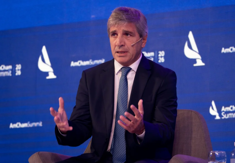 Luis Caputo durante conferencia en Washington