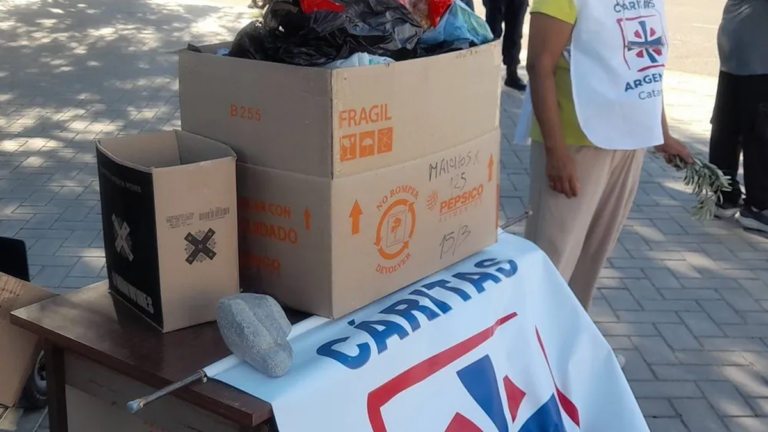Voluntarios de Cáritas recibiendo donaciones en una parroquia de Catamarca