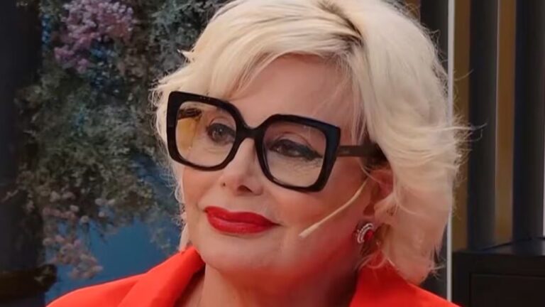 Carmen Barbieri sonriendo durante una entrevista