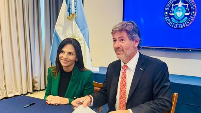 Firma de adhesión de Catamarca al Programa Nacional de Restitución de Derechos para Víctimas de Trata