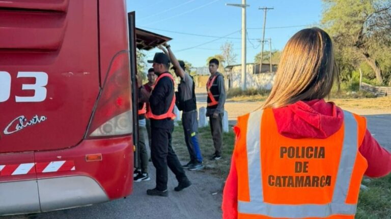 Efectivos policiales realizan controles vehiculares en rutas de Catamarca durante operativo Alerta Sofía