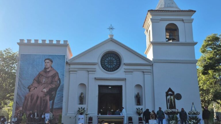 Fieles reunidos en la plaza frente a la Iglesia de San José de Piedra Blanca durante la celebración del bicentenario del Beato Fray Mamerto Esquiú