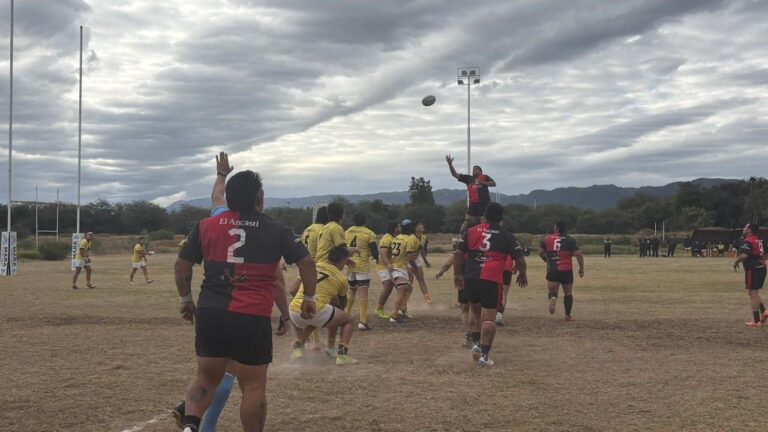 Jugadores de Catamarca Rugby Club celebrando una victoria en cancha de Hurones